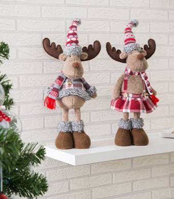 Duas renas de natal em cima de uma prateleira a decorar
